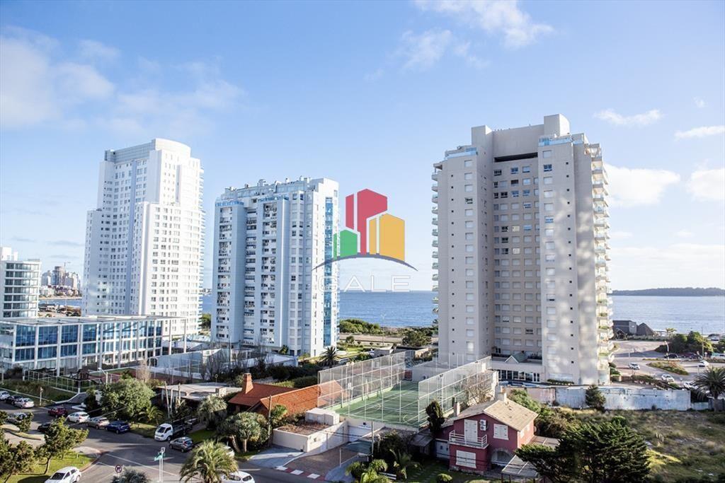 Vende apartamento de 2 dormitorios esquinero en