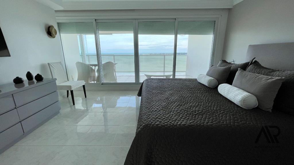 Apartamento en venta de 5 dormitorios c/ cocheras en Pla...