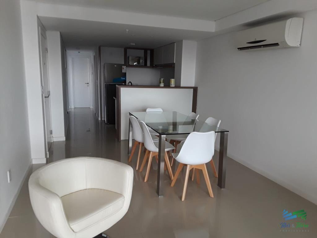 Apto 2 dorm, central, 2 baños y balcón piso alto.