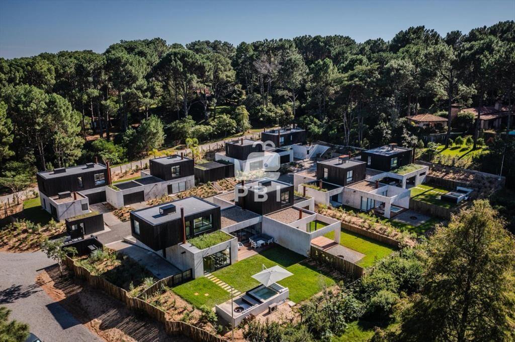 Casa 3 DORMITORIOS en Club del Lago, Punta - Ref