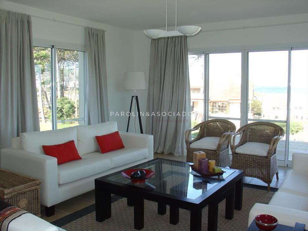 VENTA DE CASA DE 4 DORMITORIOS CON VISTA AL MAR