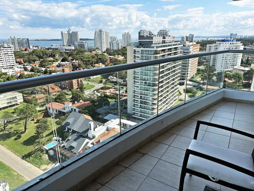 Punta del Este a pasos del Mar Brava.