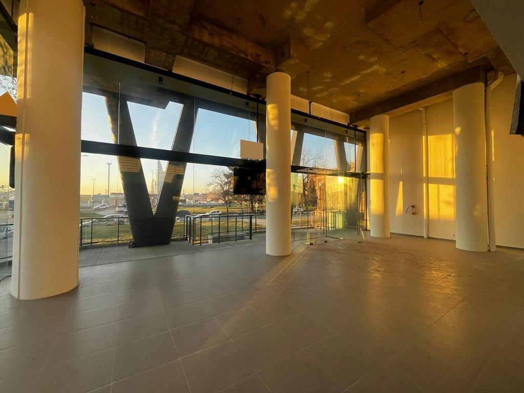 La paz esq. Julio Herrera, 220 m2 de salon, 17 de frente, a