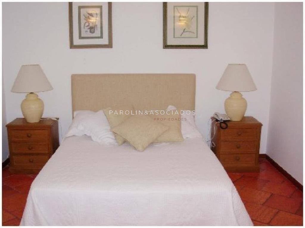 VENTA DE CASA DE 3 DORMITORIOS EN MANANTIALES CON