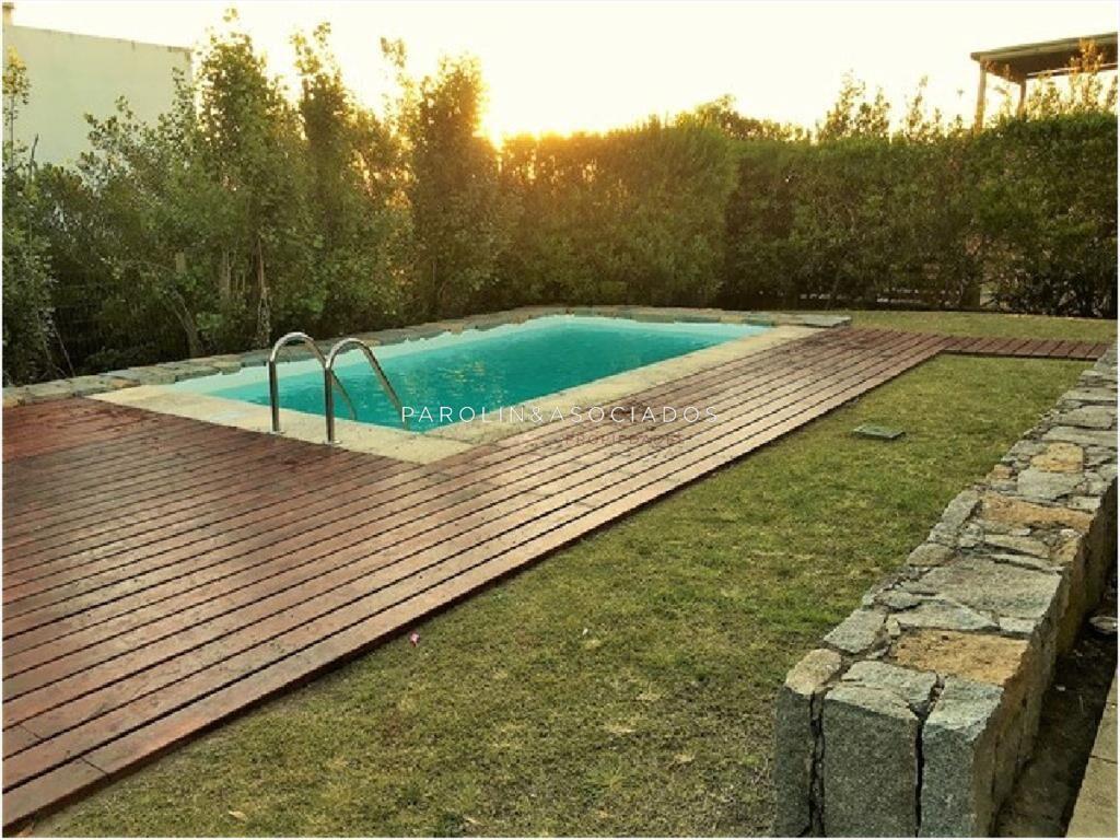 Hermosa casa en venta con piscina en Punta del Este.