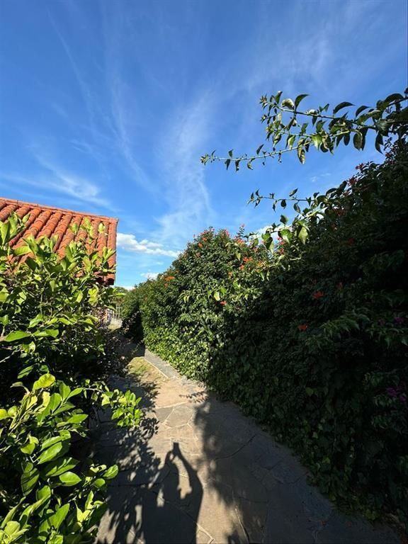 CASA DE 3 DORMITORIOS Y 3 BAÑOS MACARI VENDE