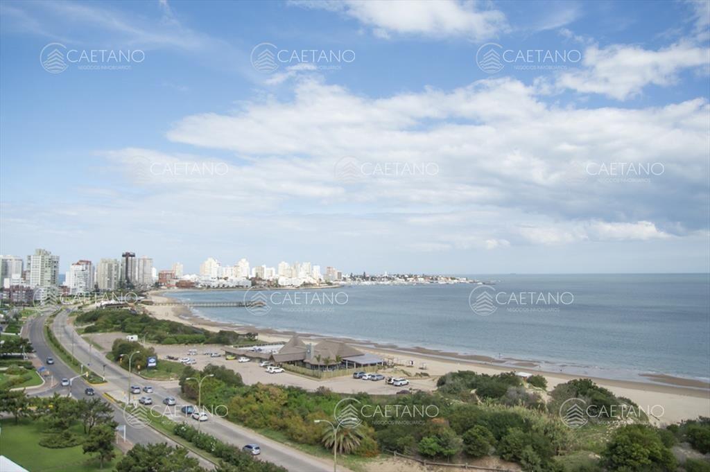 Departamento en venta con amplios ambientes, en