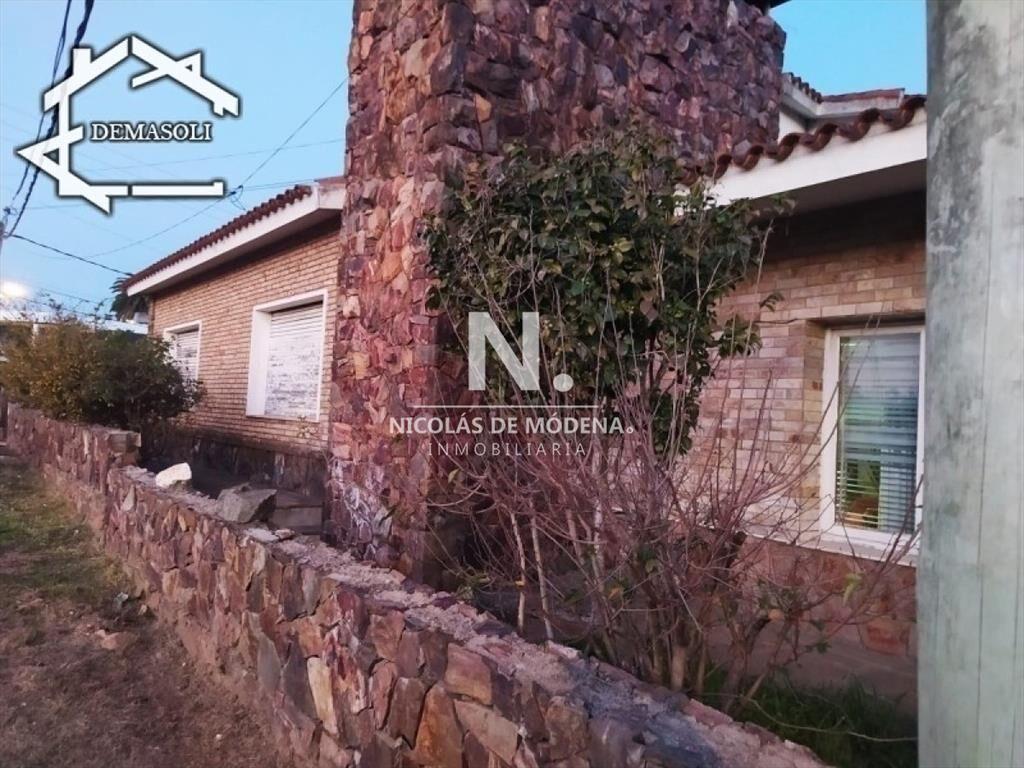 Se vende casa de gran porte, ubicada en la de la