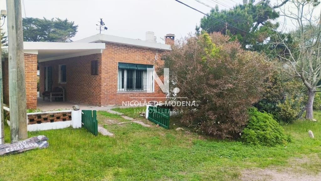 Vende casa de 4 dormitorios, con parrillero en