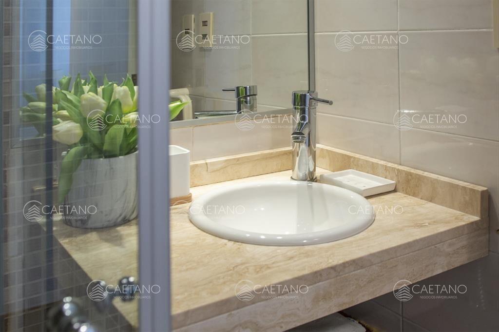 Apartamento de 2 dormitorios con vista al mar en venta en P