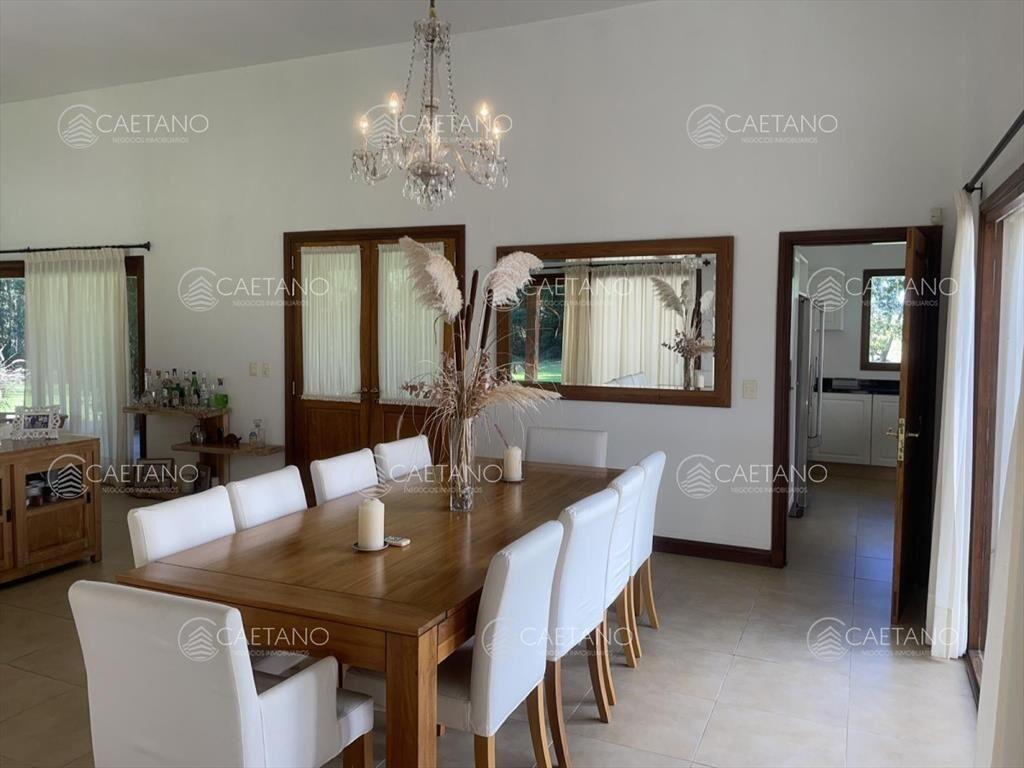 Vende impresionante casa en Punta Ballena de 2