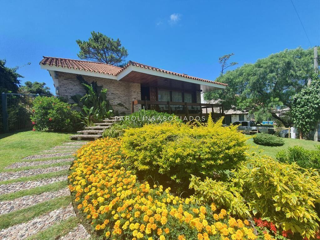 Hermosa casa en venta de 4 dormitorios a pocos metros del m
