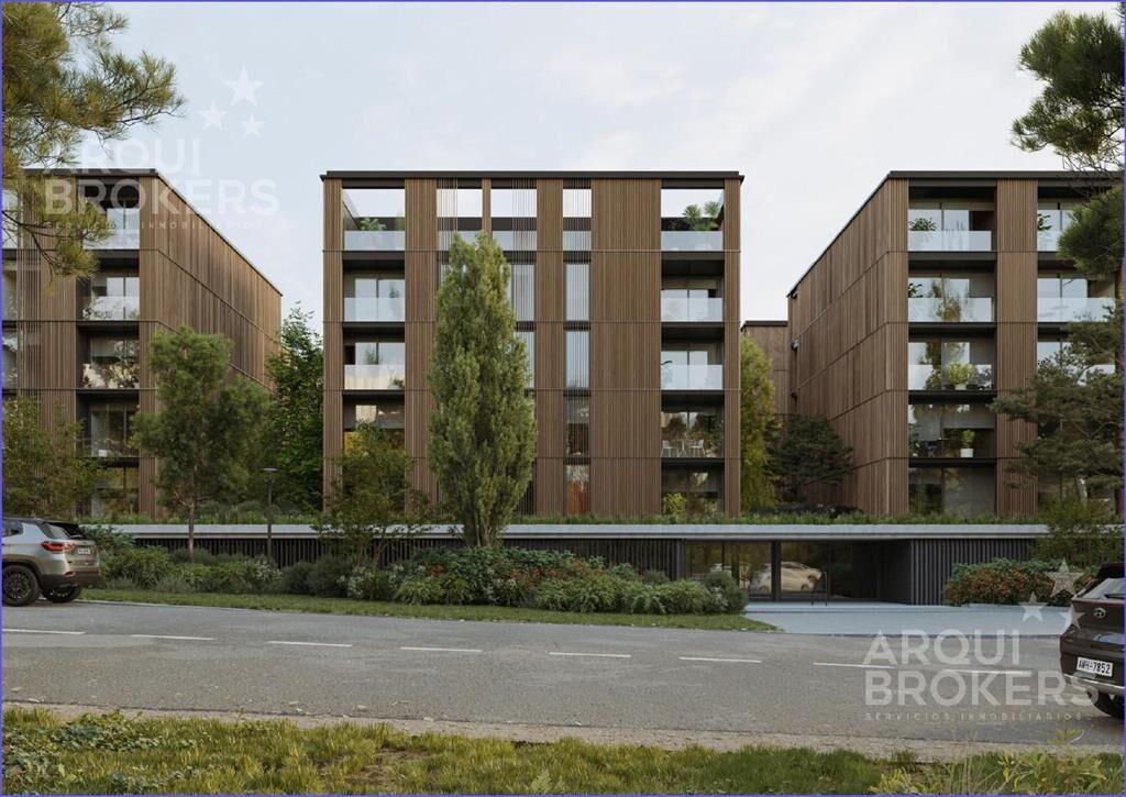 Apartamento de tres dormitorios en venta en Carrasco Norte