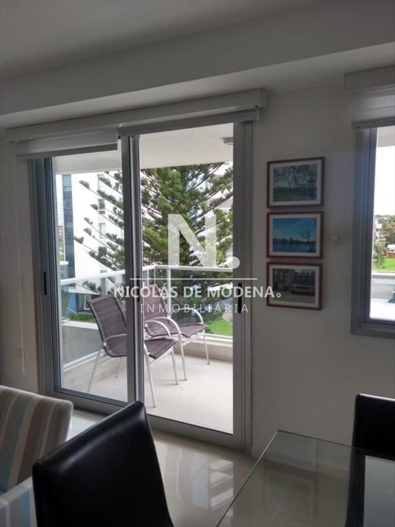 Vende apartamento de 2 dormitorios y medio, Punta