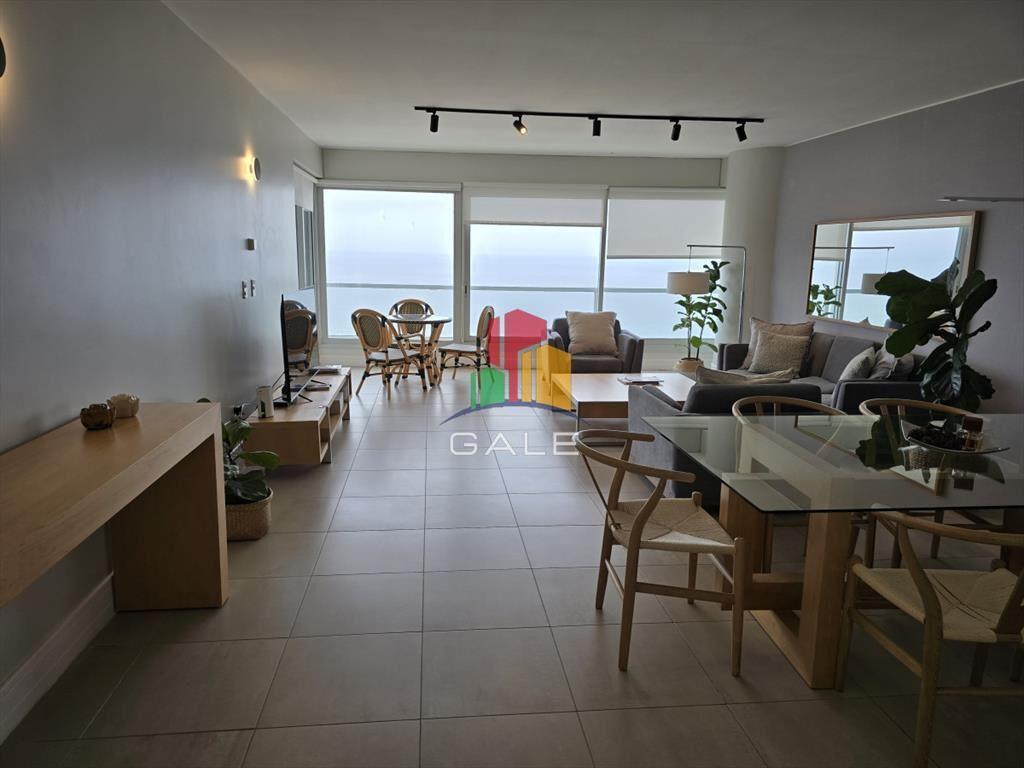 Premiun sobre playa brava.