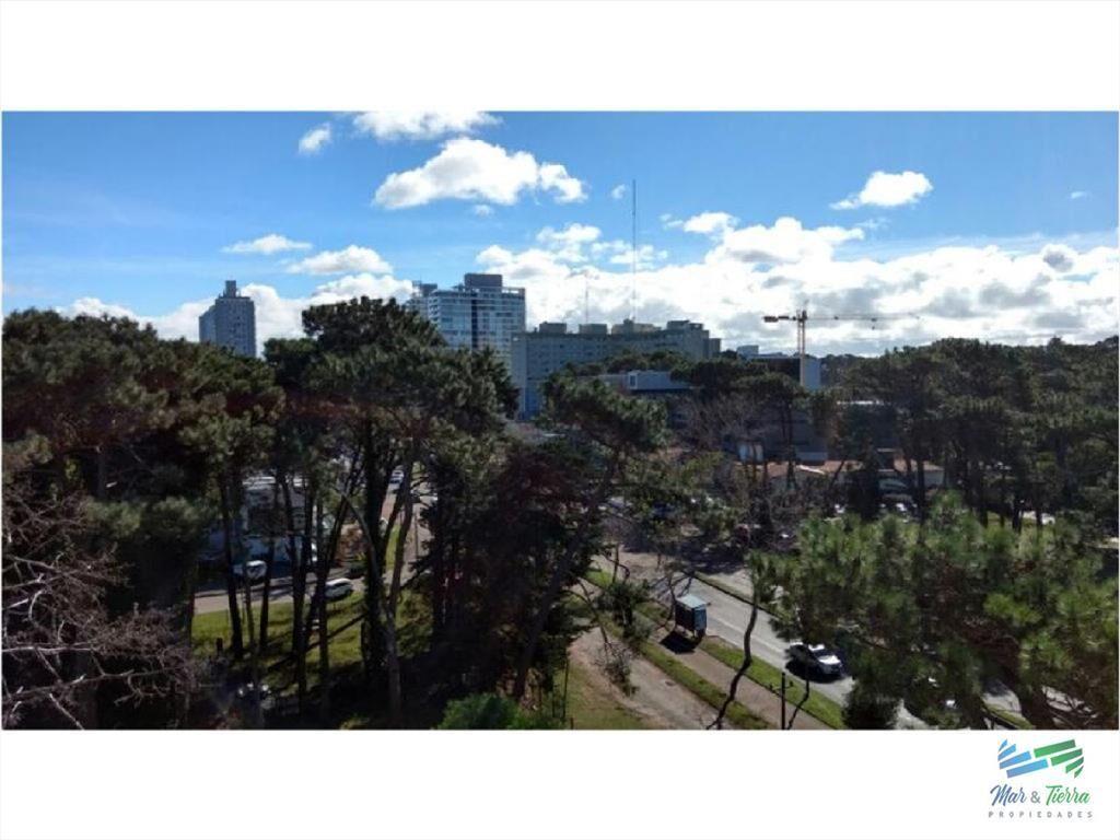 En alquiler.. Av. Roosevelt. Edificio con