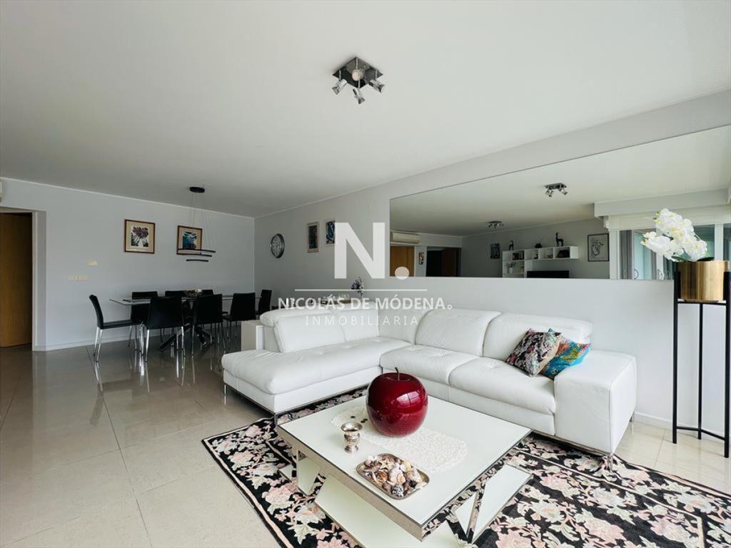 Vende impecable apartamento de 3 dormitorios, con
