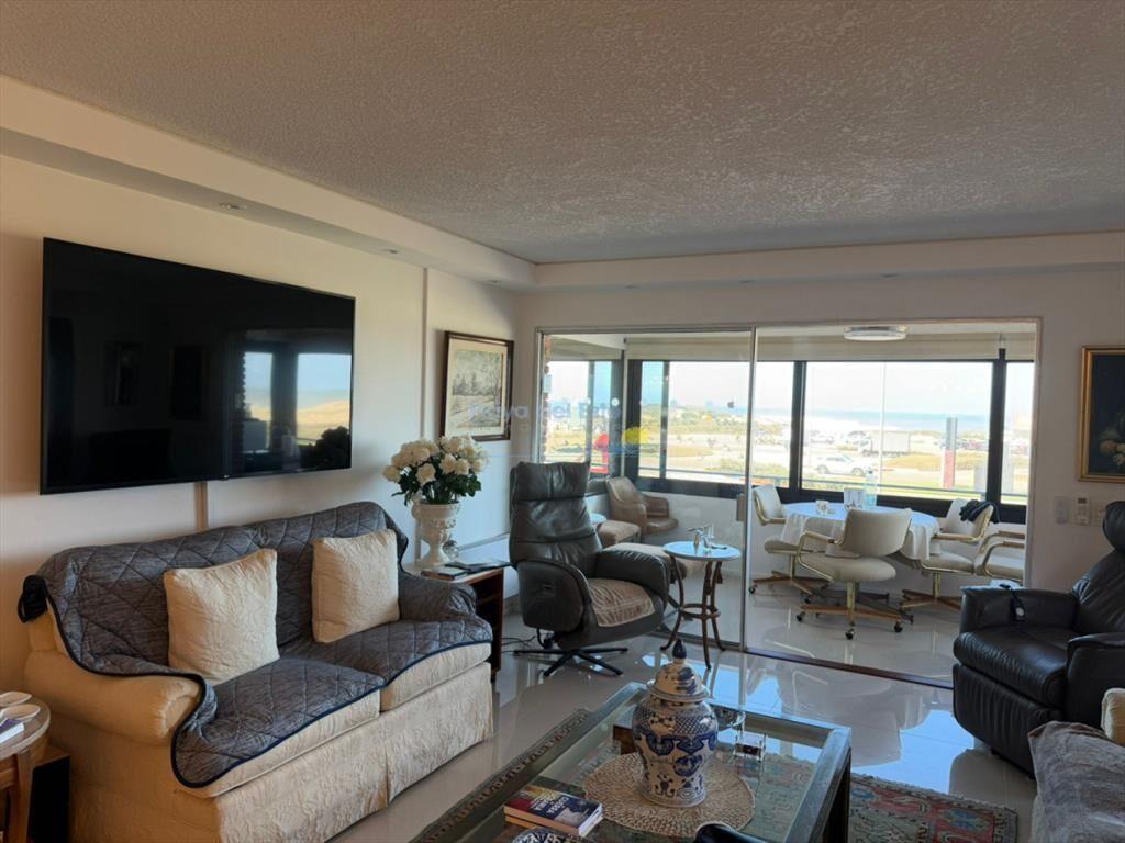 Apartamento en venta de 3 dormitorios en punta ,
