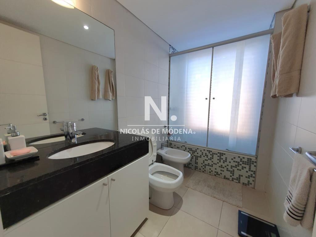 Departamento en venta de tres dormitorios dos baños Playa