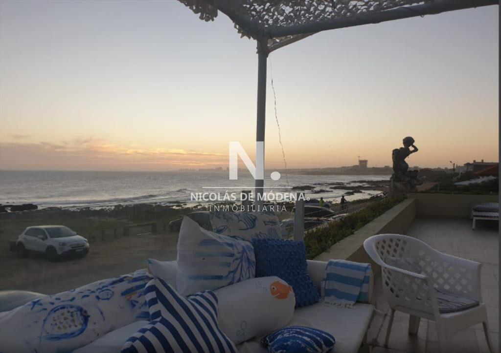Vende casa de 4 dormitorios frente al mar en del