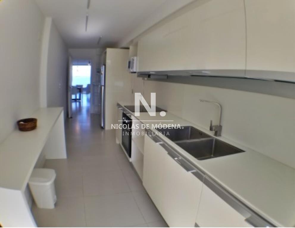Vende apartamento de 2 dormitorios frente al mar,