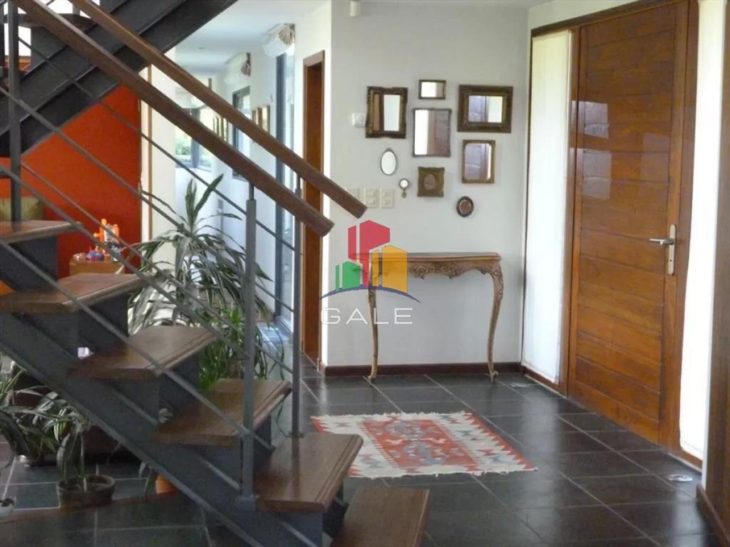 Hermosa casa de 4 dormitorios en agradable entorno.