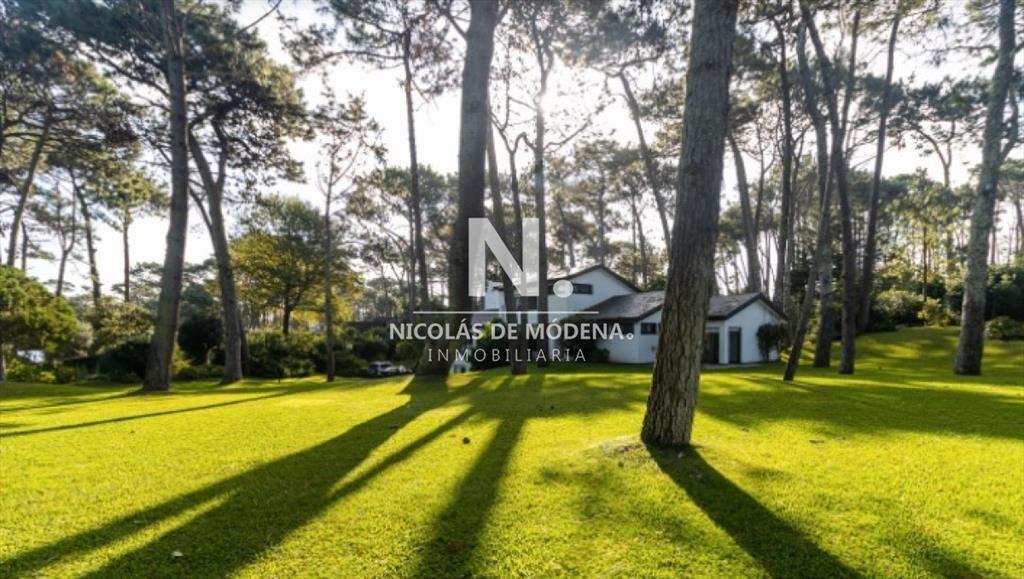 OPORTUNIDAD. VENDE CASA CON GRAN METRAJE EN SAN