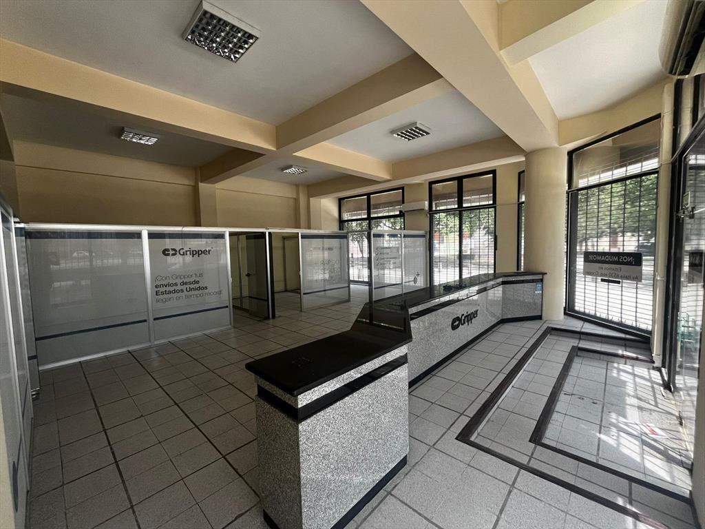 Excelente local esquina en Rambla portuaria, 120 m2 de saló