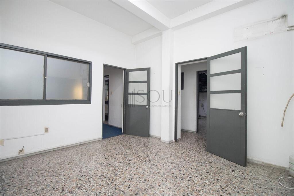 Venta local industrial con parking en Sayago