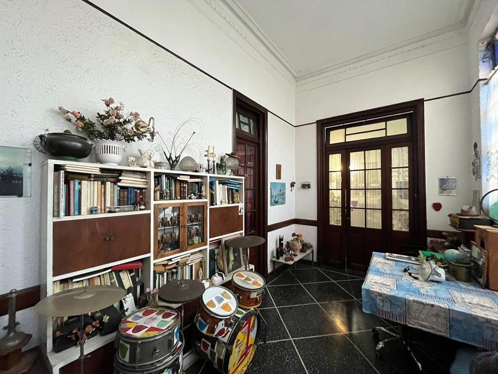 Gran casa de 10 ambientes, 4 baños, gran frente y fondo, es