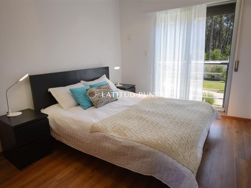 Rincon del Indio, moderna casa en barrio cerrado