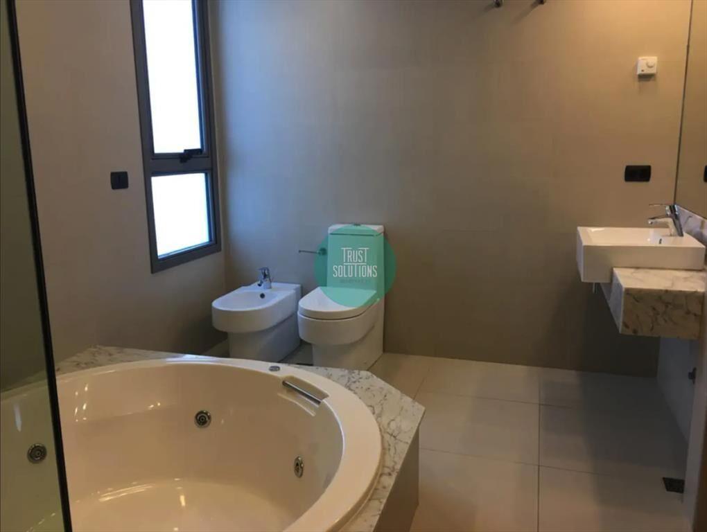 Apartamento moderno con balcón y bañera de hidromasaje