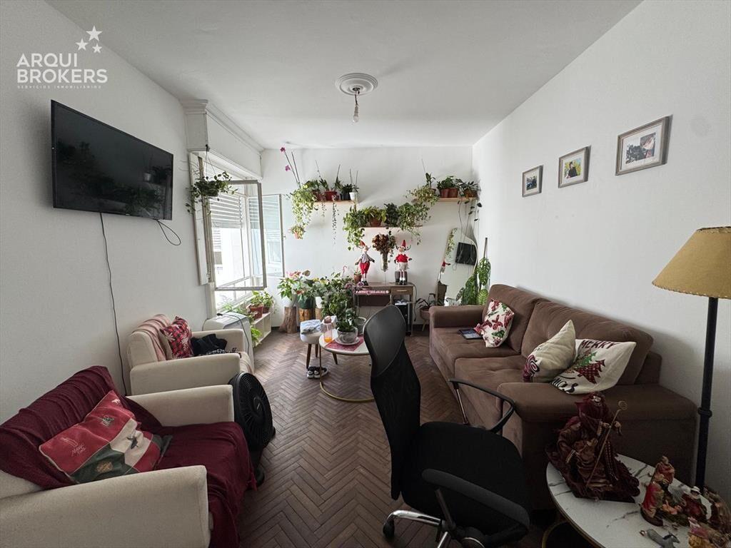 Apartamento de dos dormitorios en venta con renta en Tres C