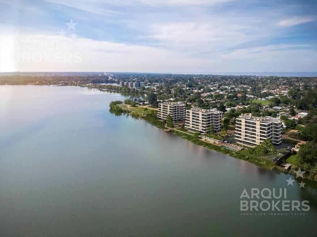 Apartamento de dos dormitorios en venta en Carrasco Este -