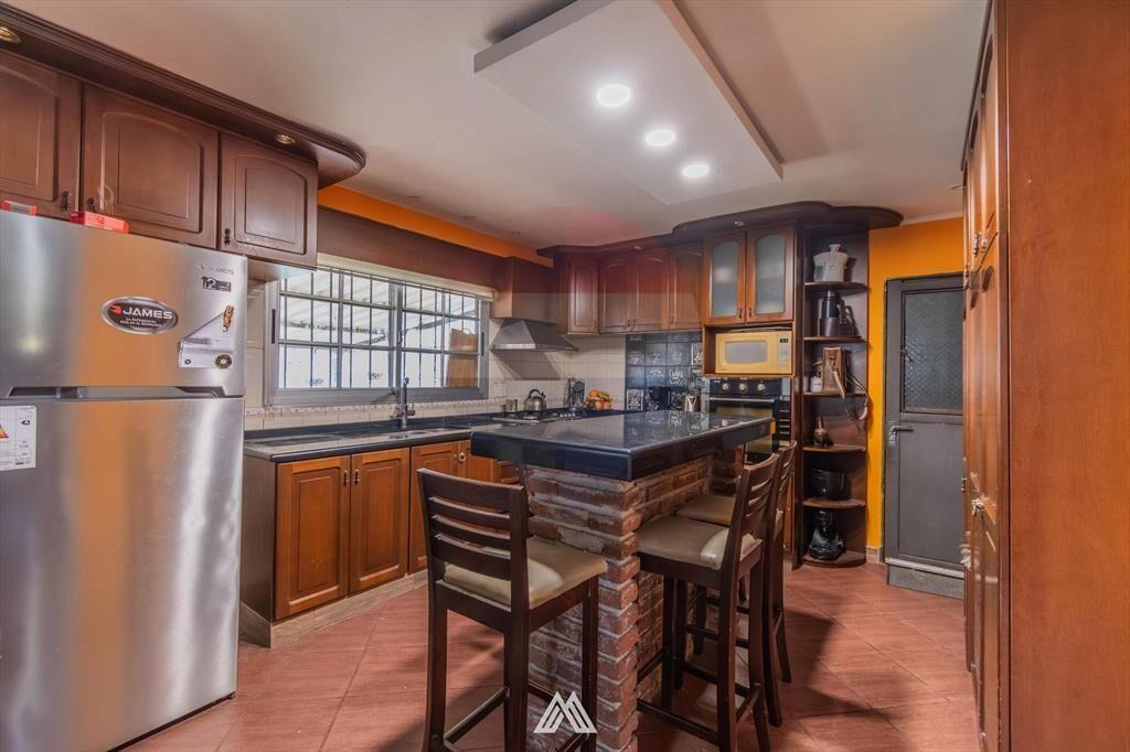 Se VENDE CASA 4 DORMITORIOS EN COLON