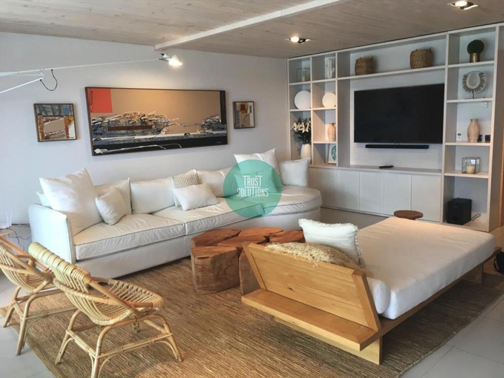 Apartamento moderno con balcón y bañera de hidromasaje