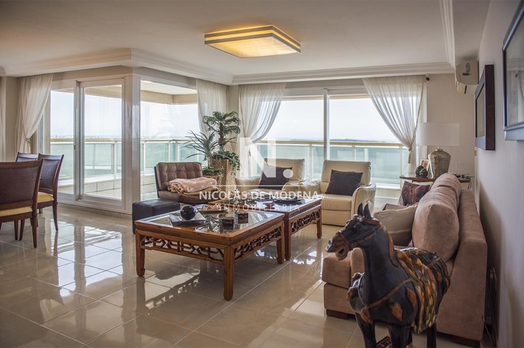 Vende apartamento esquinero en Le Jardin, Punta