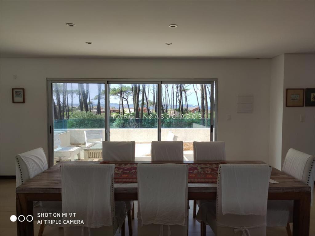 Casa de 3 dormitorios en venta con piscina y vista al mar,