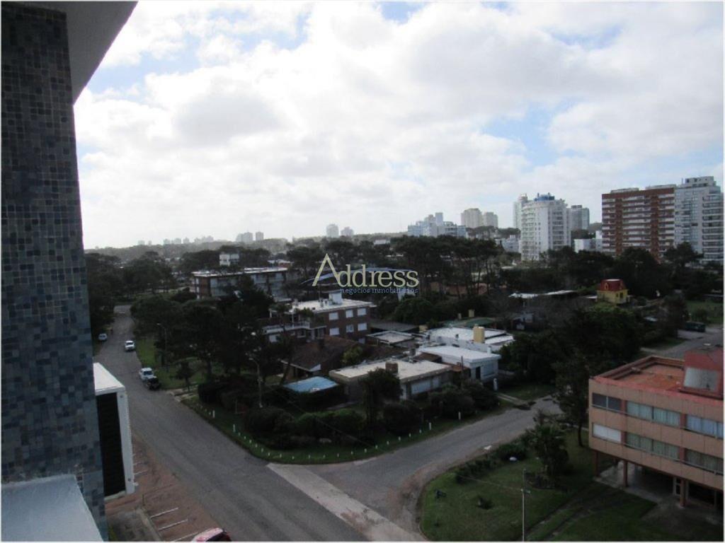 Amplio apto en Edificio de buena construcción en