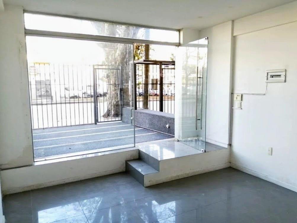 Venta local comercial sobre Av. Italia frente al Parque Bat