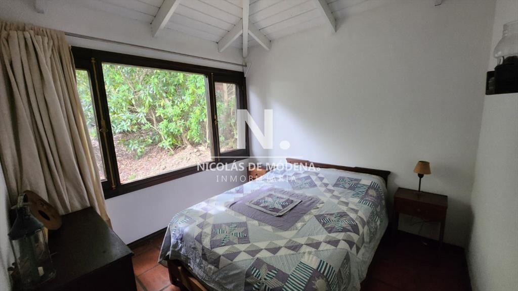 Vende casa de 4 dormitorios con vista a la laguna