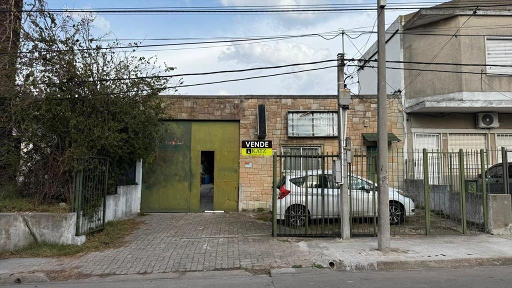 Proximo Gral Flores y Propios, deposito Oficinas, 330 m2,