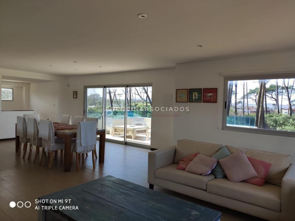 Casa de 3 dormitorios en venta con piscina y vista al mar,