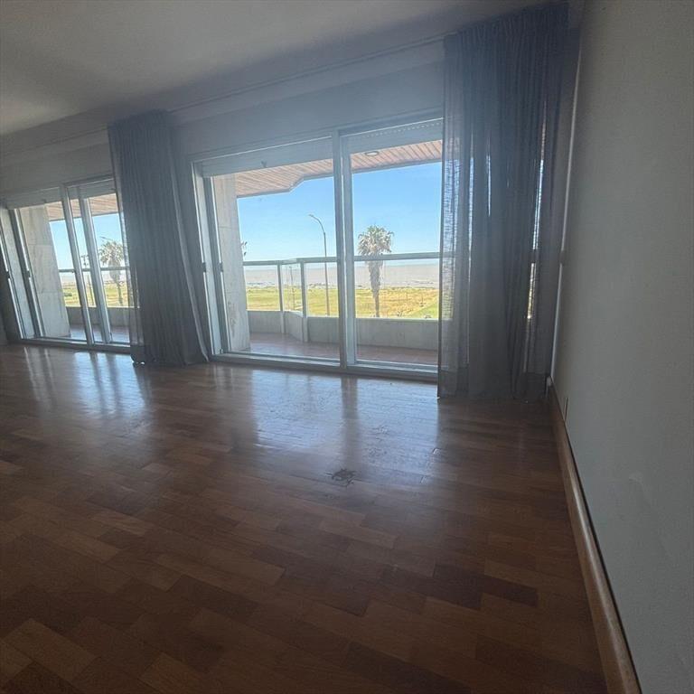 Venta amplio apartamento 4 dormitorios Rambla de Punta Carr