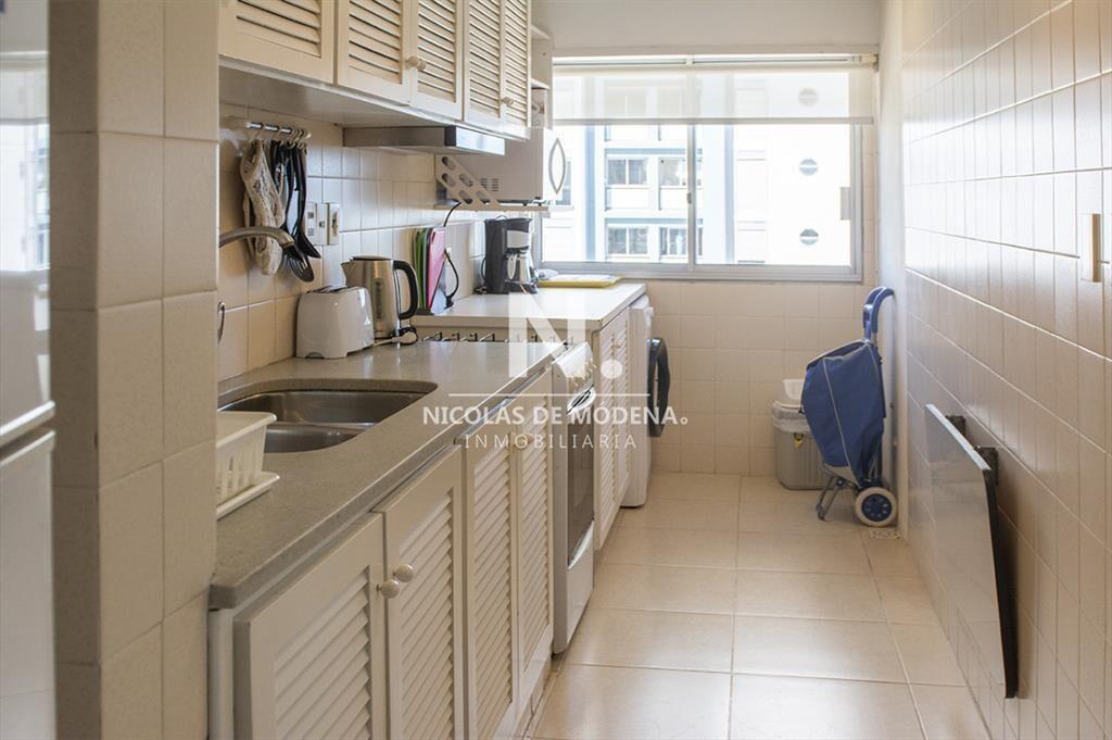 Apartamento de 2 dormitorios con vista al mar en venta en P