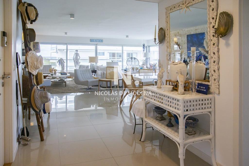 Vende espectacular apartamento en Brava de 3 dormitorios.