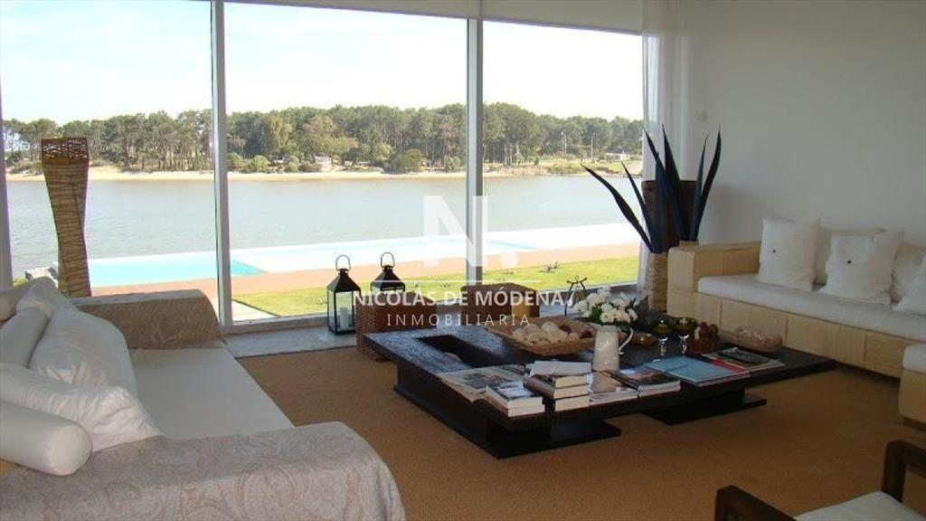 Vende apartamento de 4 dormitorios en suite, con