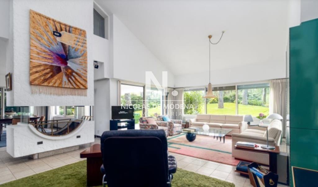 OPORTUNIDAD. VENDE CASA CON GRAN METRAJE EN SAN