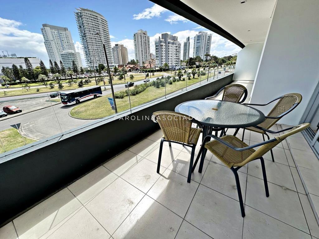 Exclusivo apartamento en edificio con servicios, a pasos de