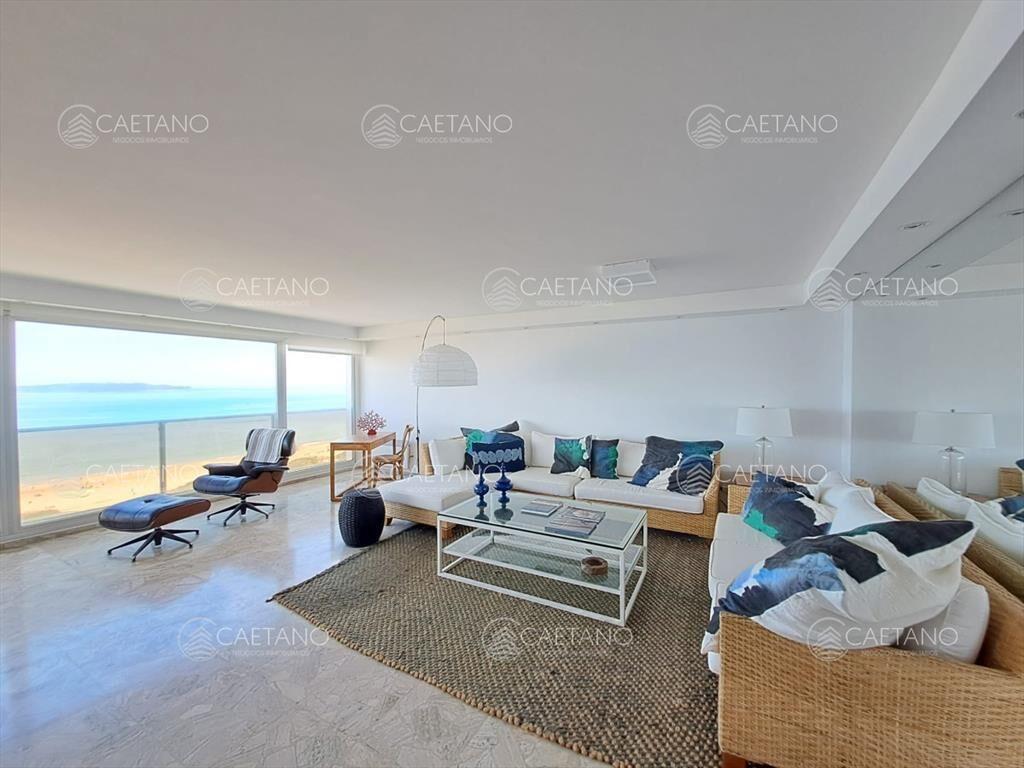 Departamento en venta con amplios ambientes, en
